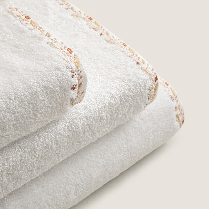 Chakra Bloom Bath Towel 85X150 Cm White