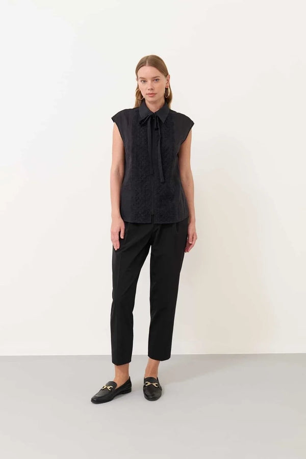 Roman Sleeveless Shirt With Lace Detail Black