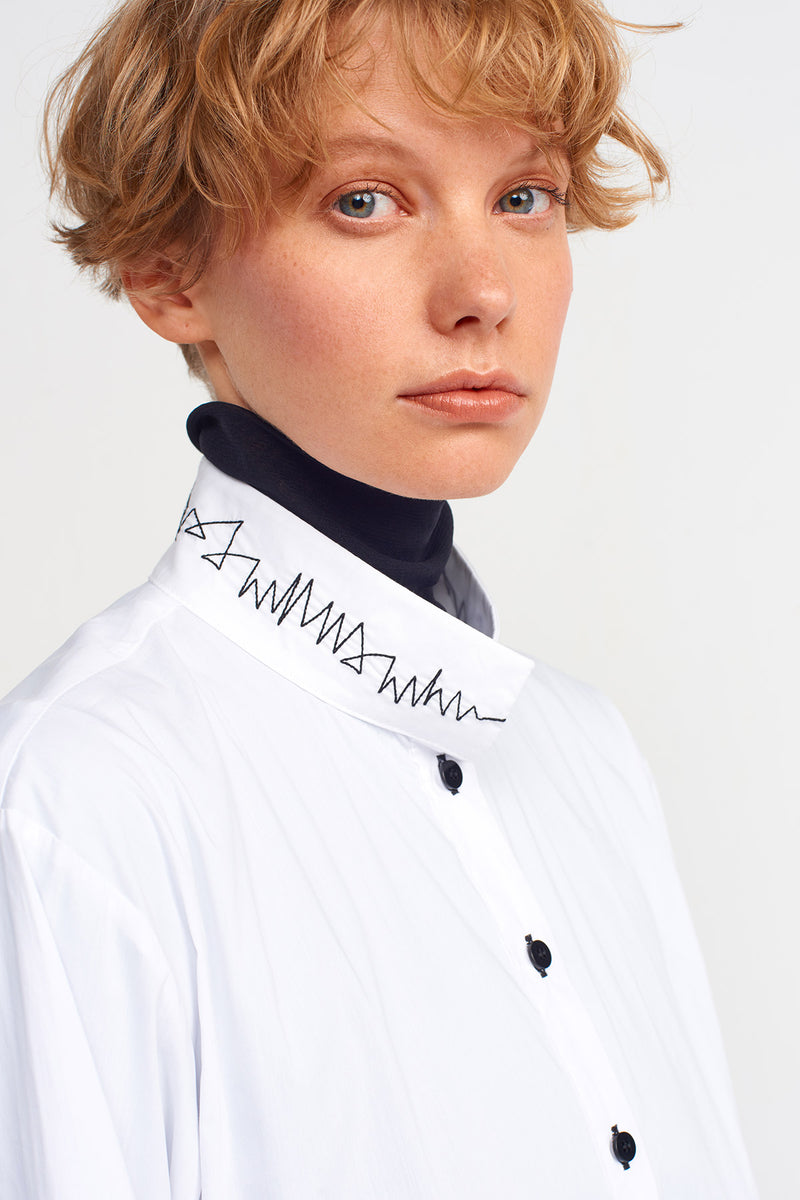 Nu Embroidered Collar Pleated Shirt Off White/Black