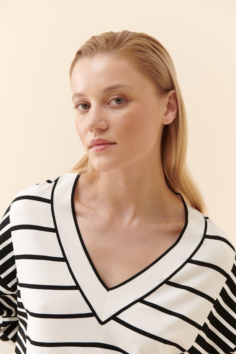 Roman Line Patterned V-Neck Knitwear Black-White